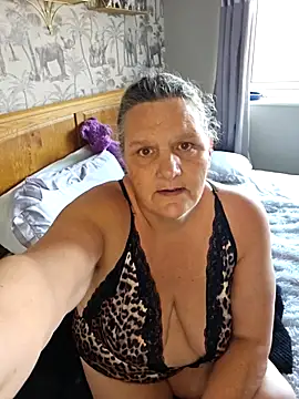 MissQueenBeex online show from October 20, 2025, 1:33 pm