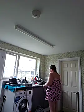 MissQueenBeex online show from April 19, 2026, 6:10 pm