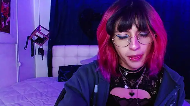 goth minerva online show from November 3, 2025, 1:23 pm