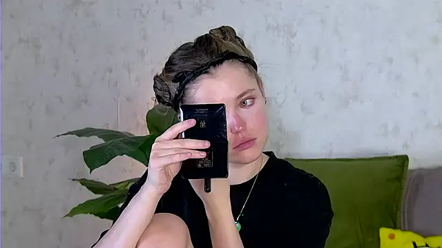 AshleyD  online show from December 2, 2025, 2:17 am