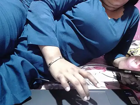 Snapshot of Flowing_love chatting on September 18, 2025, 6:10 pm Flowing love online show from September 18, 2025, 6:10 pm