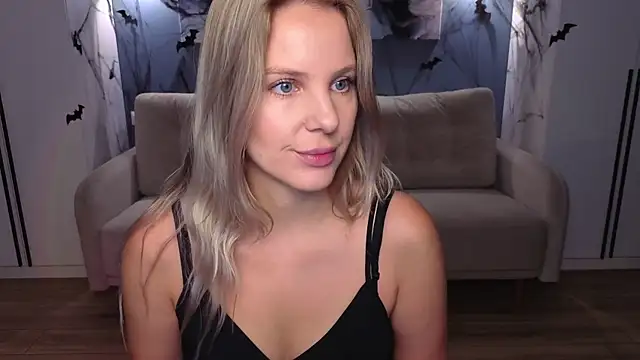 MelanieBennett online show from October 30, 2025, 6:04 am