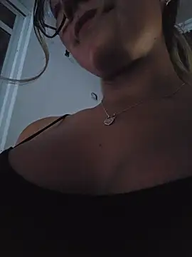 Snapshot of Pretty_roxxyy chatting on July 21, 2026, 11:23 am Pretty roxxyy online show from July 21, 2026, 11:23 am