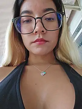Snapshot of Pretty_roxxyy chatting on August 1, 2026, 11:42 am Pretty roxxyy online show from August 1, 2026, 11:42 am
