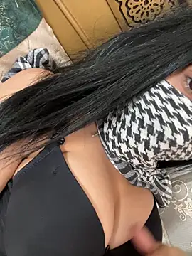 QueenLujaine online show from January 17, 2026, 11:04 am