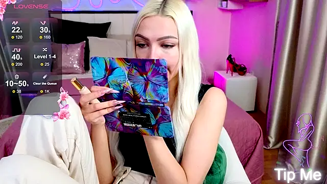 LinaLirian online show from October 8, 2025, 1:42 pm