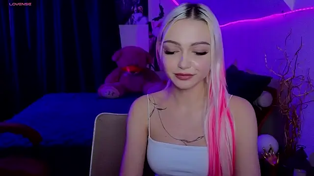 LinaLirian online show from November 17, 2025, 10:15 pm