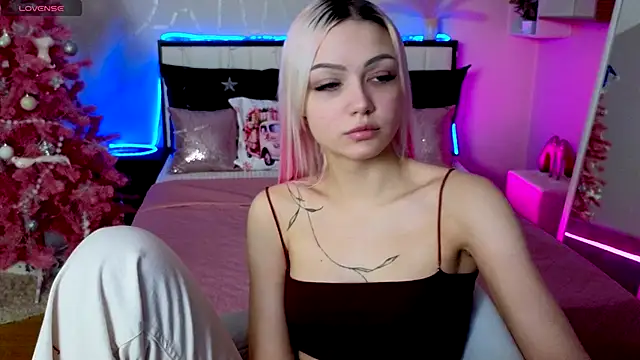 LinaLirian online show from December 16, 2025, 1:38 pm