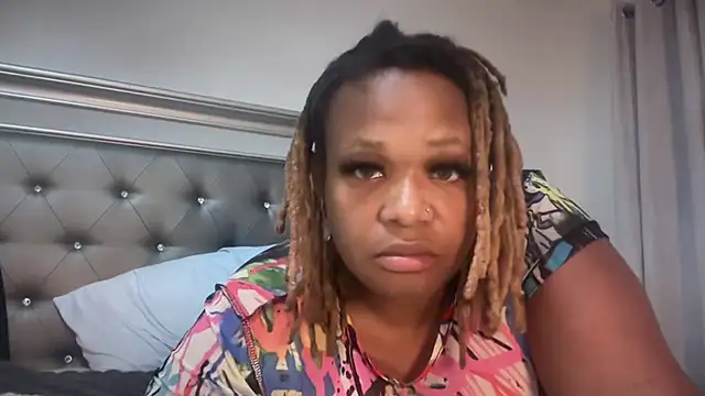 Snapshot of RoyalQueen2u chatting on May 18, 2026, 12:07 am RoyalQueen2u online show from May 18, 2026, 12:07 am