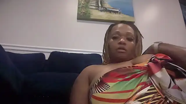 Snapshot of RoyalQueen2u chatting on May 31, 2026, 7:37 am RoyalQueen2u online show from May 31, 2026, 7:37 am