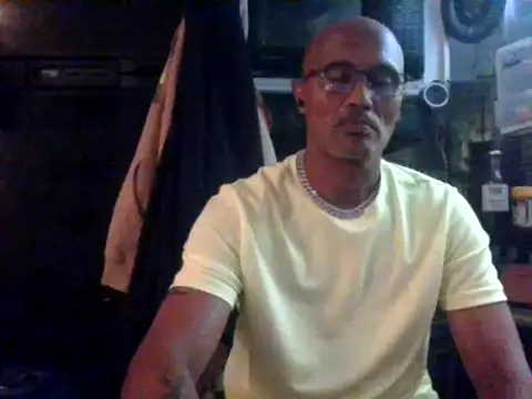 Snapshot of badboy2u2025 chatting on May 1, 2026, 11:42 pm badboy2u2025 online show from May 1, 2026, 11:42 pm
