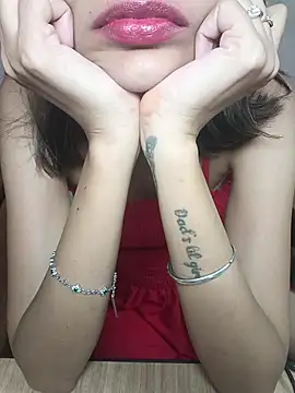 Isha Sax online show from December 14, 2025, 6:12 pm