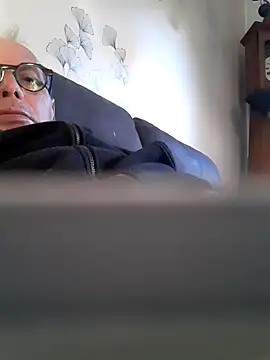 Snapshot of Vince072 chatting on October 6, 2025, 6:11 am Vince072 online show from October 6, 2025, 6:11 am