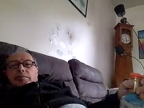 Snapshot of Vince072 chatting on October 10, 2025, 6:34 am Vince072 online show from October 10, 2025, 6:34 am