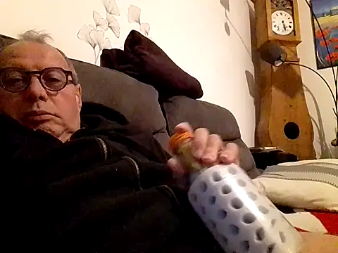 Snapshot of Vince072 chatting on October 13, 2025, 5:07 am Vince072 online show from October 13, 2025, 5:07 am