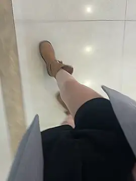 xiaoyuan01 online show from November 7, 2025, 3:28 am