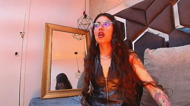 viollettaa  online show from November 30, 2025, 6:23 pm