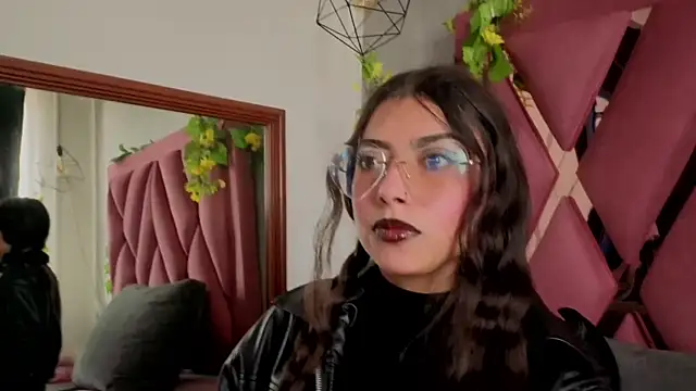 viollettaa  online show from April 14, 2026, 7:09 pm