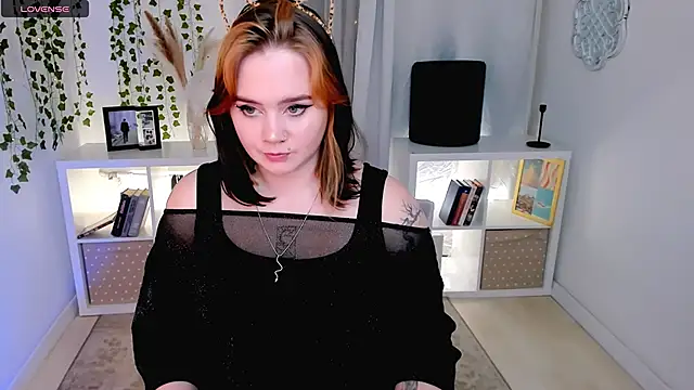 lunaalli online show from October 16, 2025, 2:29 pm