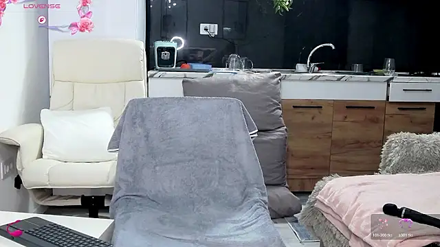 Anna glamlovely online show from February 24, 2026, 12:36 pm