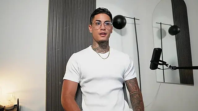 Snapshot of AxelVilla_ chatting on October 2, 2025, 8:38 pm AxelVilla  online show from October 2, 2025, 8:38 pm