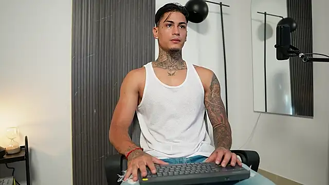 Snapshot of AxelVilla_ chatting on October 3, 2025, 8:17 pm AxelVilla  online show from October 3, 2025, 8:17 pm