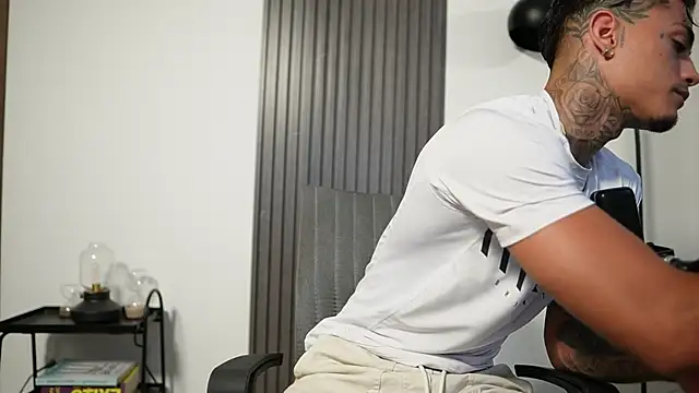 Snapshot of AxelVilla_ chatting on October 6, 2025, 8:06 pm AxelVilla  online show from October 6, 2025, 8:06 pm