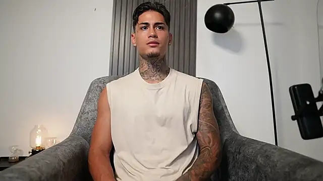 Snapshot of AxelVilla_ chatting on October 16, 2025, 8:54 pm AxelVilla  online show from October 16, 2025, 8:54 pm