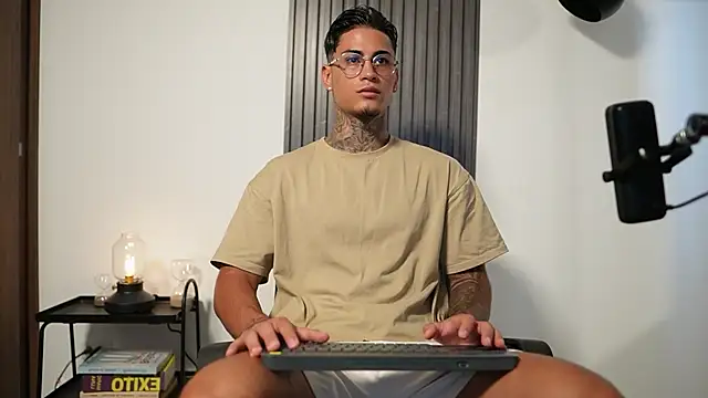 Snapshot of AxelVilla_ chatting on October 20, 2025, 8:53 pm AxelVilla  online show from October 20, 2025, 8:53 pm