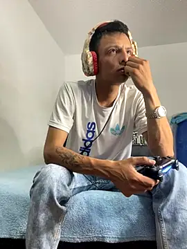 andrewcoopper1 online show from September 25, 2025, 3:32 am