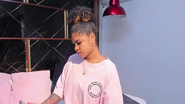 HannyThompson online show from November 19, 2025, 12:05 pm