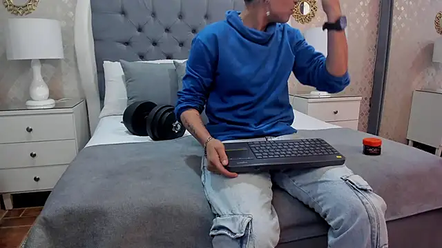 ZoeKrug online show from September 13, 2025, 11:43 am