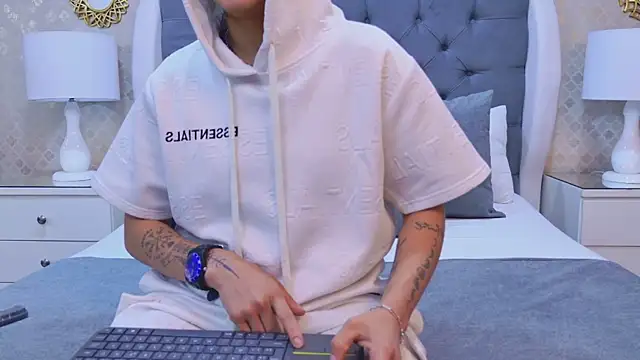 ZoeKrug online show from October 29, 2025, 11:56 am