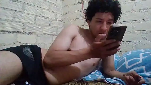 LecheDeSoya666 online show from January 16, 2026, 8:46 pm