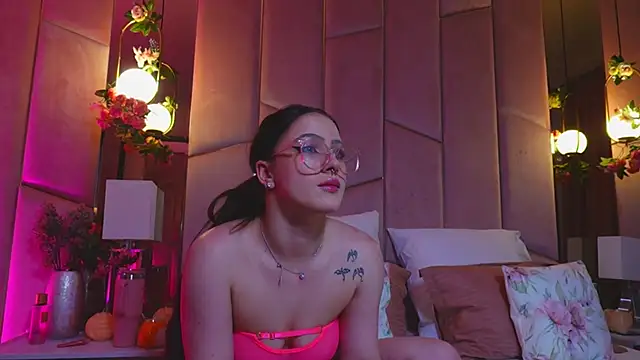 LucyLextonX online show from March 18, 2026, 10:46 pm