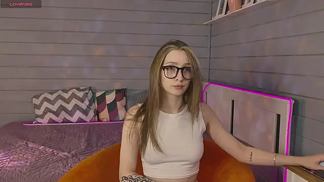 Snapshot of Vikki_wyye chatting on October 19, 2025, 6:47 am Vikki wyye online show from October 19, 2025, 6:47 am
