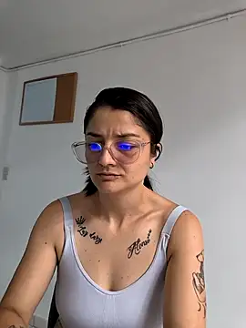 Snapshot of Coralinne__ chatting on May 2, 2026, 4:45 pm Coralinne online show from May 2, 2026, 4:45 pm