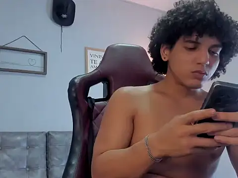 Snapshot of Xfire_boy69 chatting on September 20, 2025, 6:53 pm Xfire boy69 online show from September 20, 2025, 6:53 pm