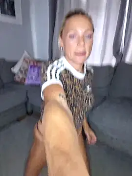 Snapshot of Bellarose_xx chatting on September 17, 2025, 11:01 am Bellarose xx online show from September 17, 2025, 11:01 am