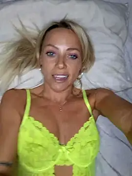 Snapshot of Bellarose_xx chatting on September 21, 2025, 5:25 pm Bellarose xx online show from September 21, 2025, 5:25 pm