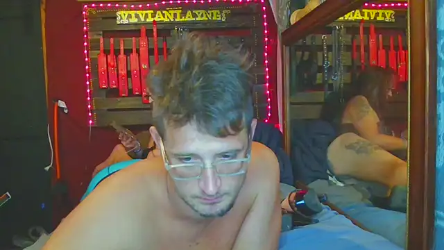 Snapshot of vivianlayne chatting on October 9, 2025, 7:06 am vivianlayne online show from October 9, 2025, 7:06 am