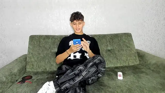 willy sexxx18 online show from April 6, 2026, 7:48 pm