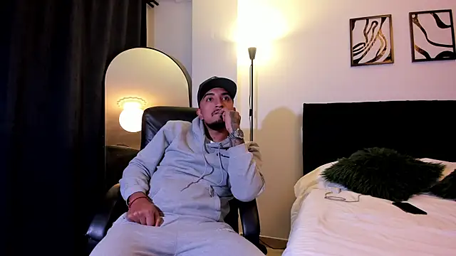 Cefiro93 online show from April 7, 2026, 11:59 pm