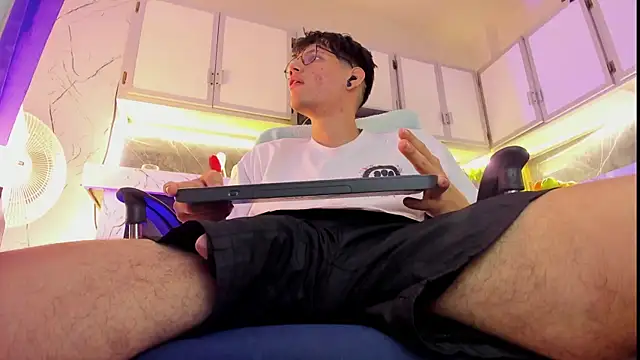 david huge online show from November 29, 2025, 1:36 pm