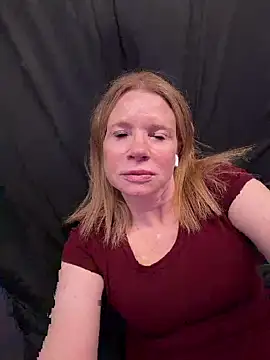 Snapshot of JulieHolliday chatting on May 16, 2026, 7:45 pm JulieHolliday online show from May 16, 2026, 7:45 pm