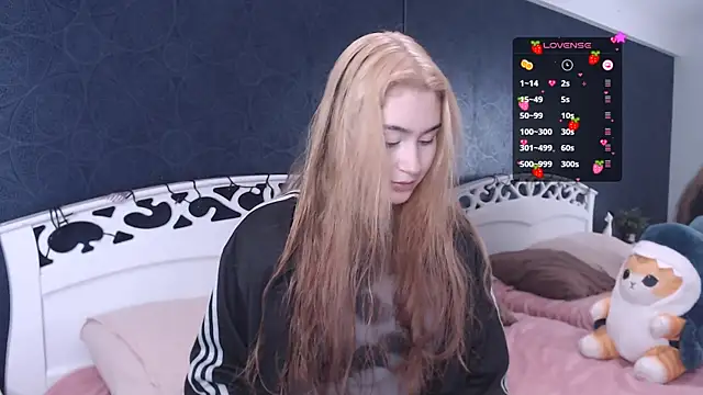 Snapshot of Lili_Luuu chatting on October 18, 2025, 4:15 am Lili Luuu online show from October 18, 2025, 4:15 am