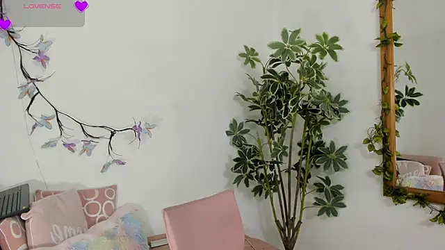 valerieMattson online show from November 25, 2025, 5:02 pm