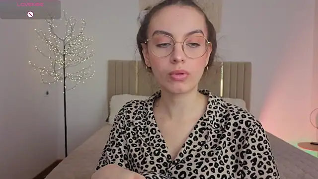 Real cutie1 online show from May 18, 2026, 1:06 pm
