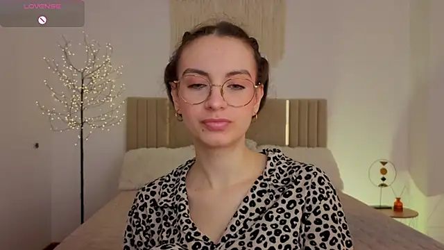 Real cutie1 online show from May 26, 2026, 12:45 pm