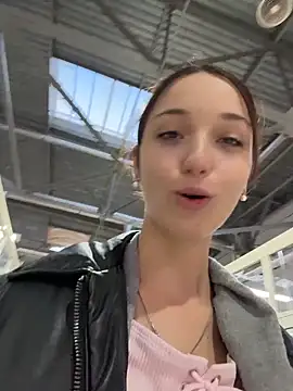 DollyTall online show from October 21, 2025, 11:44 am